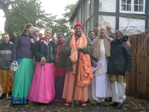 Hare Krishna Centre Leicester - Devotees meet H.H. Jayapataka Swami